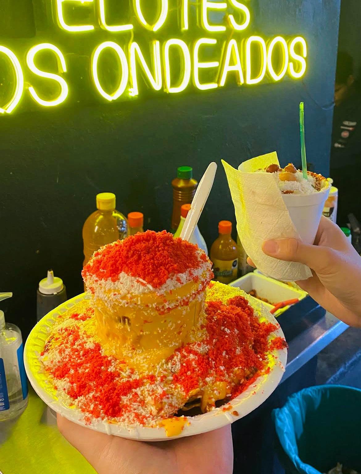 Elote preparado frente al letrero Los Ondeados