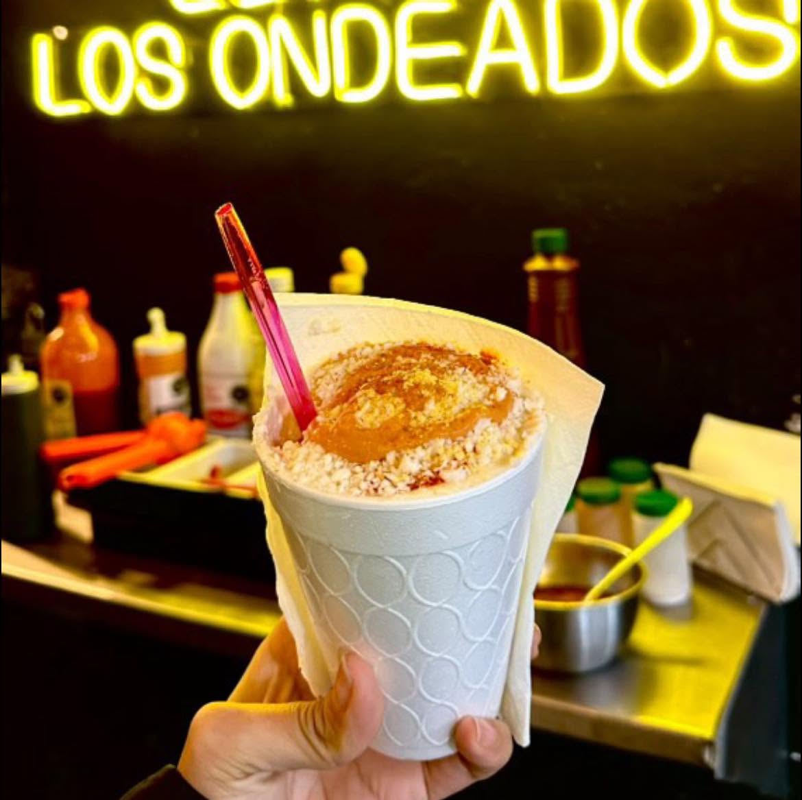 Vaso de elote preparado con queso y chile