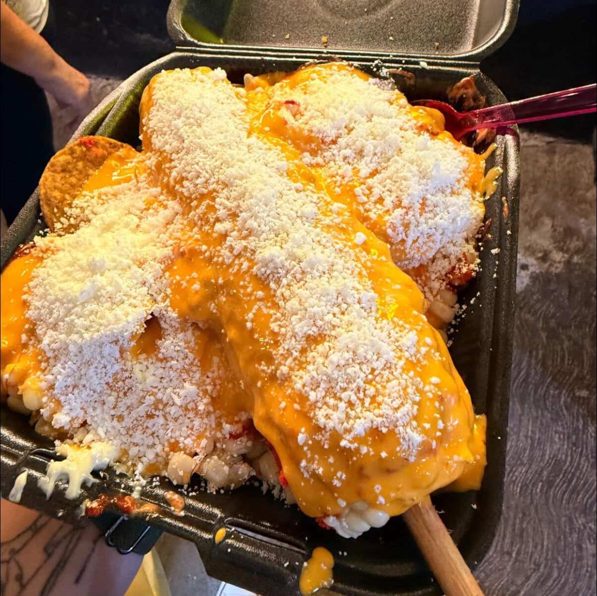 Elotes cubiertos con queso y chile