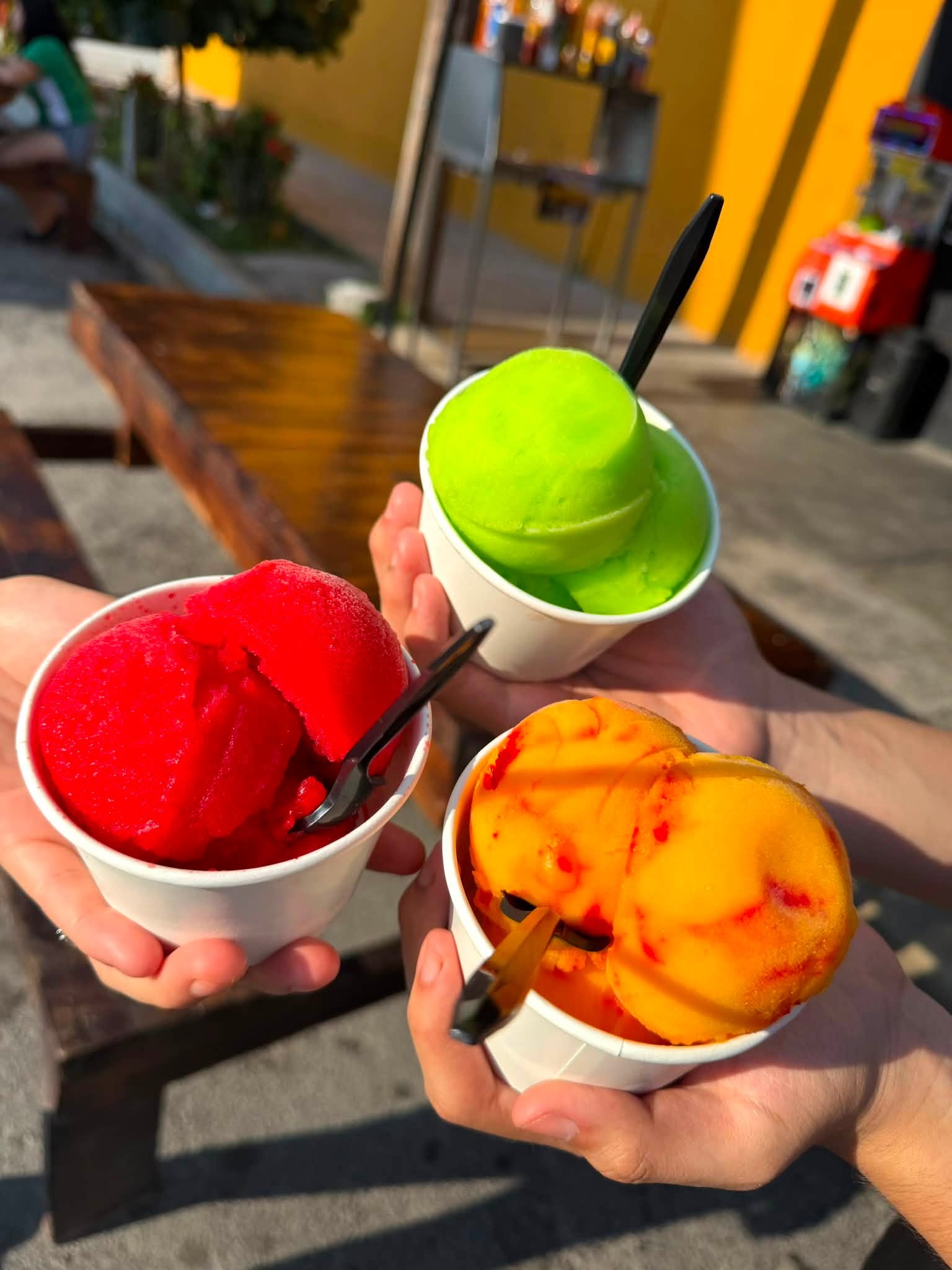 Vasos de helado de colores