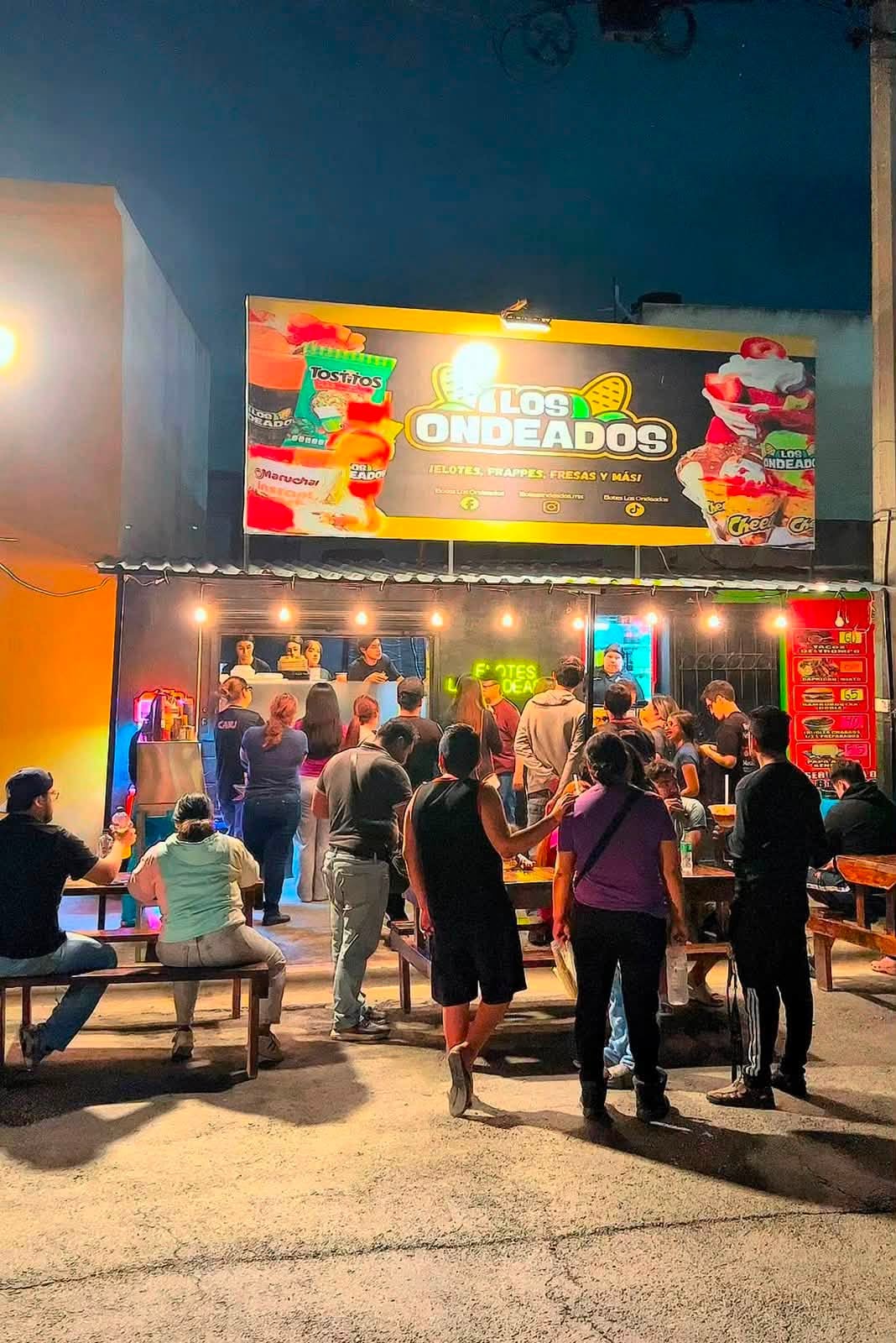 Fachada de Elotes Los Ondeados por la noche