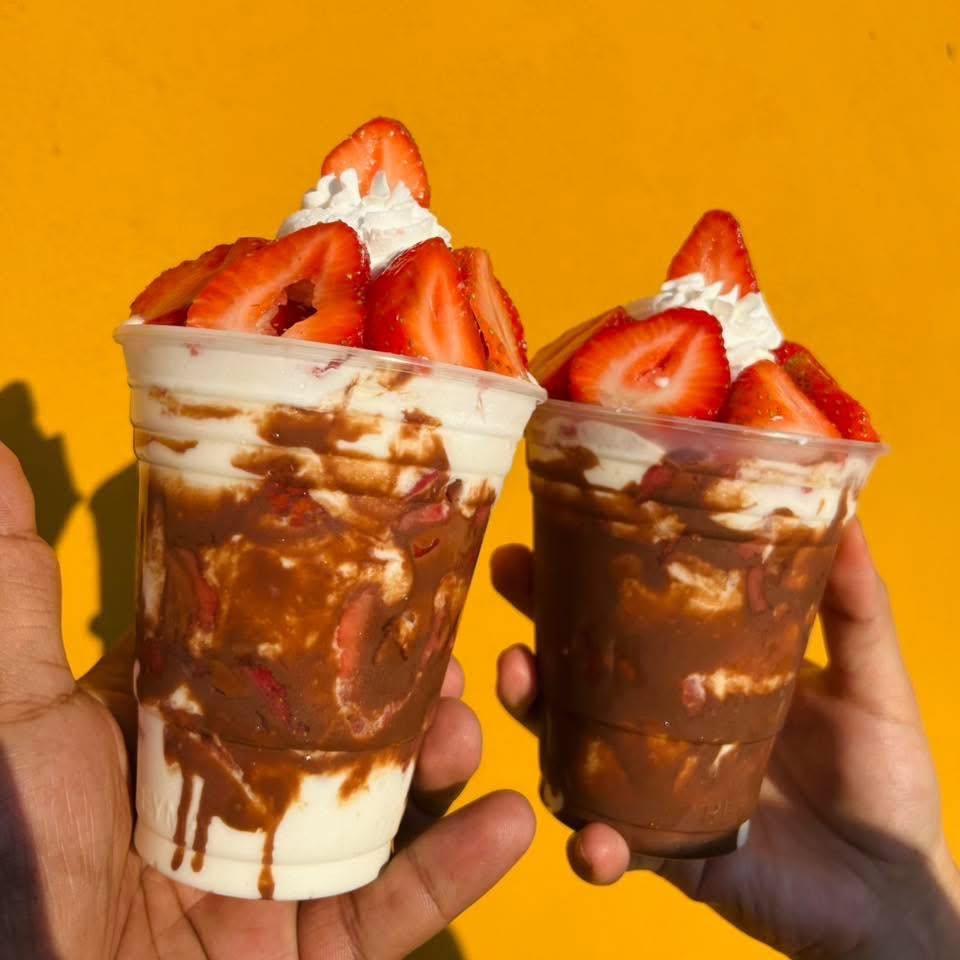 Vasos de helado con chocolate y fresas